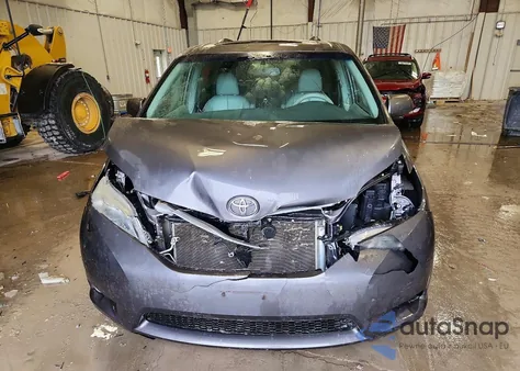 2013 Toyota Sienna Xle z USA, uszkodzony, nr VIN 5TDDK3DC7DS053752